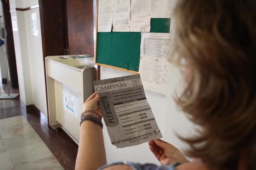 Eleitor observa folheto no TRE de Campinas ( Jana&iacute;na Ribeiro/ Especial a AAN )
