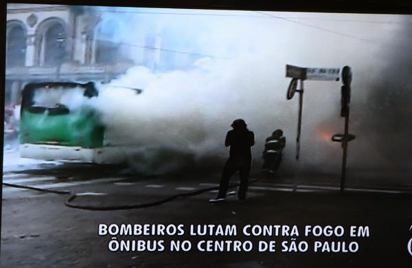 &Ocirc;nibus biarticulado foi incendiado em frente ao Theatro Municipal de S&atilde;o Paulo durante confronto entre a PM e moradores de um pr&eacute;dio ocupado  ( Reprodução/ TV Globo)