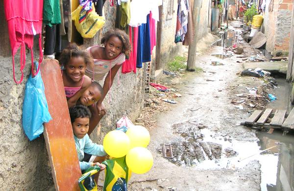 Favela do Mandela, na zona norte do Rio, &eacute; uma das mais pobres da cidade, com esgoto correndo em meio &agrave;s casas (Agência Brasil)