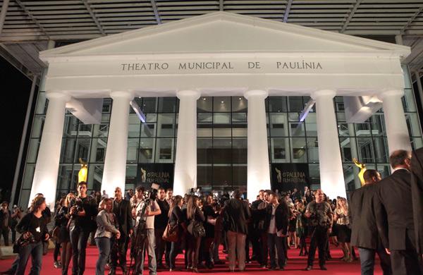 Frente do Theatro de Paul&iacute;nia ( Rodrigo Zanotto/Especial para a AAN)