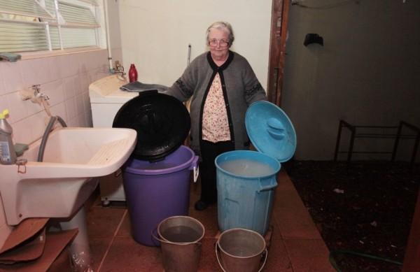 A aposentada Vera Bonaf&eacute; usa &aacute;gua da m&aacute;quina de lavar roupas para limpar a casa ( Rodrigo Zanotto/ Especial para a AAN)