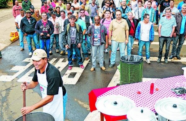 Grevistas protestam com feijoada preparada na entrada do campus da Esalq/ USP ( Del Rodrigues/ Gazeta de Piracicaba)