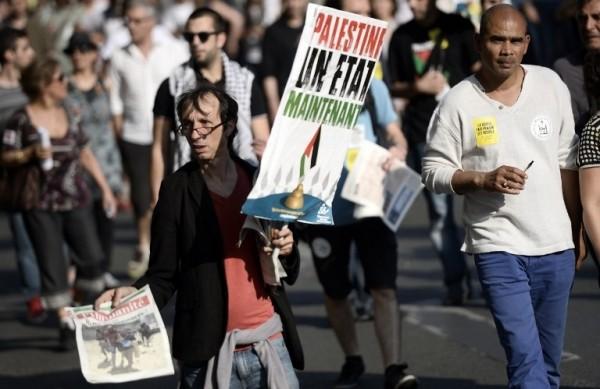 'Israel assassino, Hollande renuncie' e 'Viva a Palestina, viva a resist&ecirc;ncia' eram algumas das palavras de ordem gritadas no protesto em Paris (France Press)
