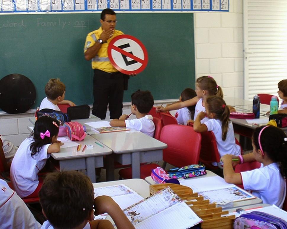 Agentes d&atilde;o palestra sobre como se comportar na rua para alunos de Sorocaba ( Divulgação)