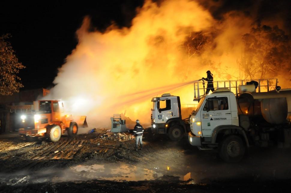 Inc&ecirc;ndio, galp&atilde;o, material recicl&aacute;vel, Campo Belo ( Edu Fortes/ AAN)