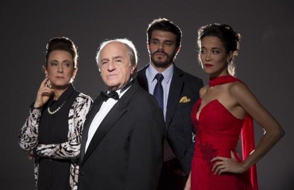 &Acirc;ngela Rebello, Ary Fontoura, Gustavo Arthiddoro e Carolina Loback integram o elenco de 'O Comediante' ( Divulgação)