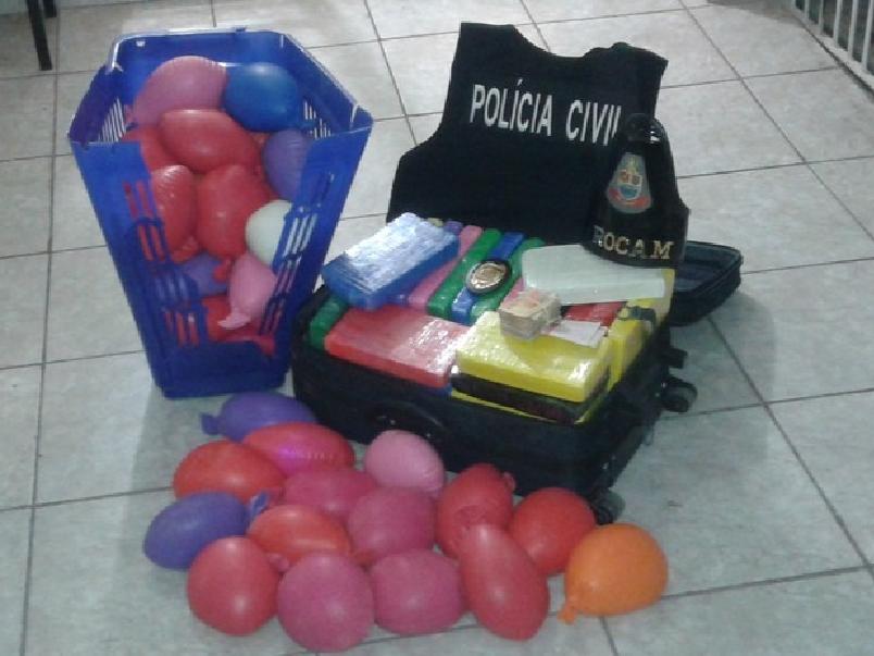 Coca&iacute;na foi encontrada pela pol&iacute;cia na casa do acusado ( Divulgação)