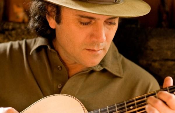 Almir Sater, desde os 12 anos, j&aacute; tocava viola e gostava do mato e sons da natureza ( Divulgação)