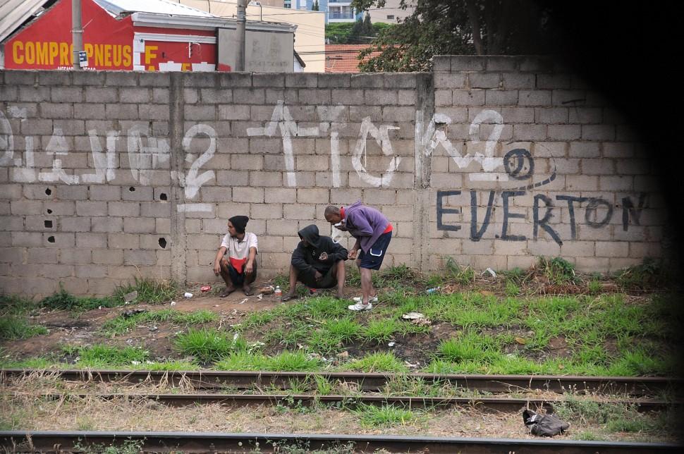 Os usu&aacute;rios de crack voltaram a ocupar a linha do trem na regi&atilde;o central (Carlos de Souza Ramos/AAN)