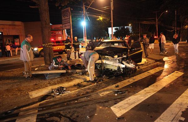 Mercedes de Roberto Salvador Filho, de 32 anos, estava em alta velocidade ao bater contra a BMW do empres&aacute;rio Giovanni Buzzo (Cedoc/ RAC)