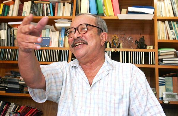 O escritor Jo&atilde;o Ubaldo Ribeiro, no Leblon, no Rio ( Cedoc/ RAC)