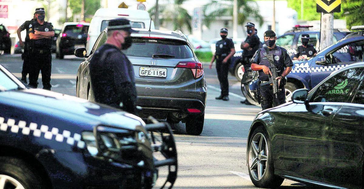 GM trabalha em barreira sanitária montada pela Prefeitura na Avenida Gessy Lever, no limite entre Campinas e Valinhos: rotas de fuga (Diogo Zacarias/ Correio Popular)