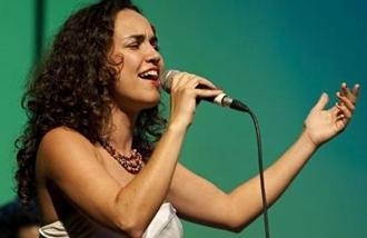 Além de músicas de Vinícius, Mariana também cantará composições do primeiro CD dela ( Reprodução)