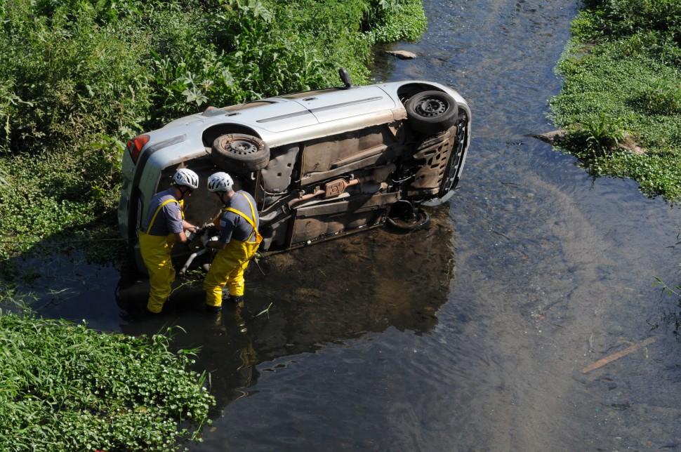 Motorista abandou o carro no local do acidente. Guincho foi usado para retir&aacute;-lo do &quot;piscin&atilde;o&quot; ( Dominique Torquato/AAN)