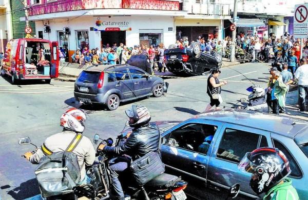 Capotamento do Kia ocorreu na &aacute;rea central da cidade (Fernando Mazzero )