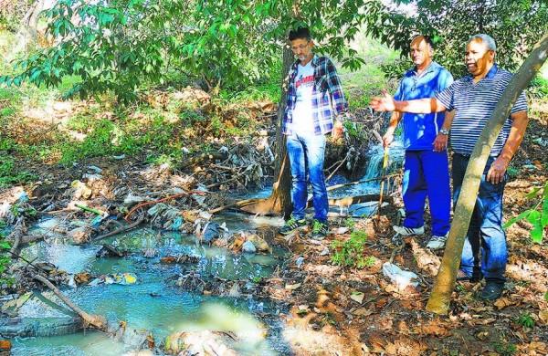 Moradores mostram o rio de esgoto que des&aacute;gua na lagoa do Santa Rita ( Antonio Trivelin/ Gazeta de Piracicaba )