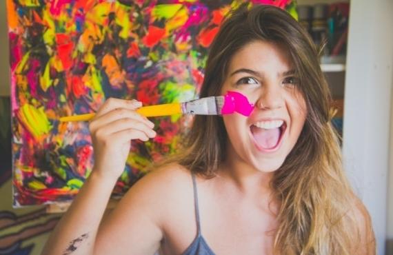 A artista pl&aacute;stica Karla Bratfisch tem apenas 22 anos, sendo cinco de carreira ( Divulgação)