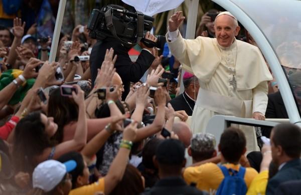 Papa Francisco saluda os fiéis durante a Jornada Mundial da Juventude (JMJ) no Rio de Janeiro  (Agência Brasil)