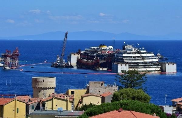 Casco do navio danificado pode n&atilde;o suportar viagem de 4 dias e se romper, liberando quantidade nociva de metais pesados (France Press )