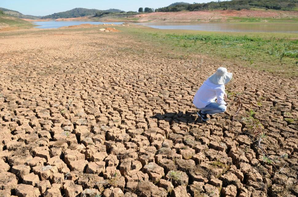 Ch&atilde;o est&aacute; craquelado na represa do Sistema Cantareira em Vargem (SP) ( Dominique Torquato/AAN)