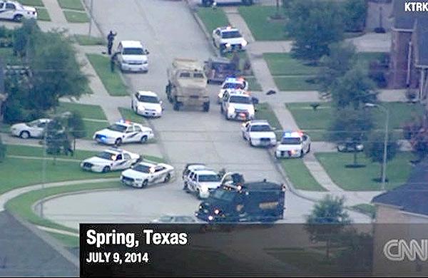 Policiais em a&ccedil;&atilde;o que prendeu atirador no Texas: seis mortos, entre eles quatro crian&ccedil;as, filhos do criminoso ( Reprodução/TV)