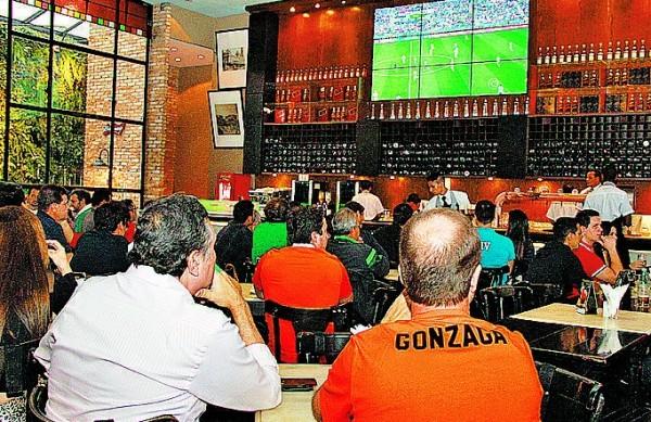 No Zin Bar, brasileiros vestiram a camisa laranja para secar os hermanos (Camila Moreira/ AAN)