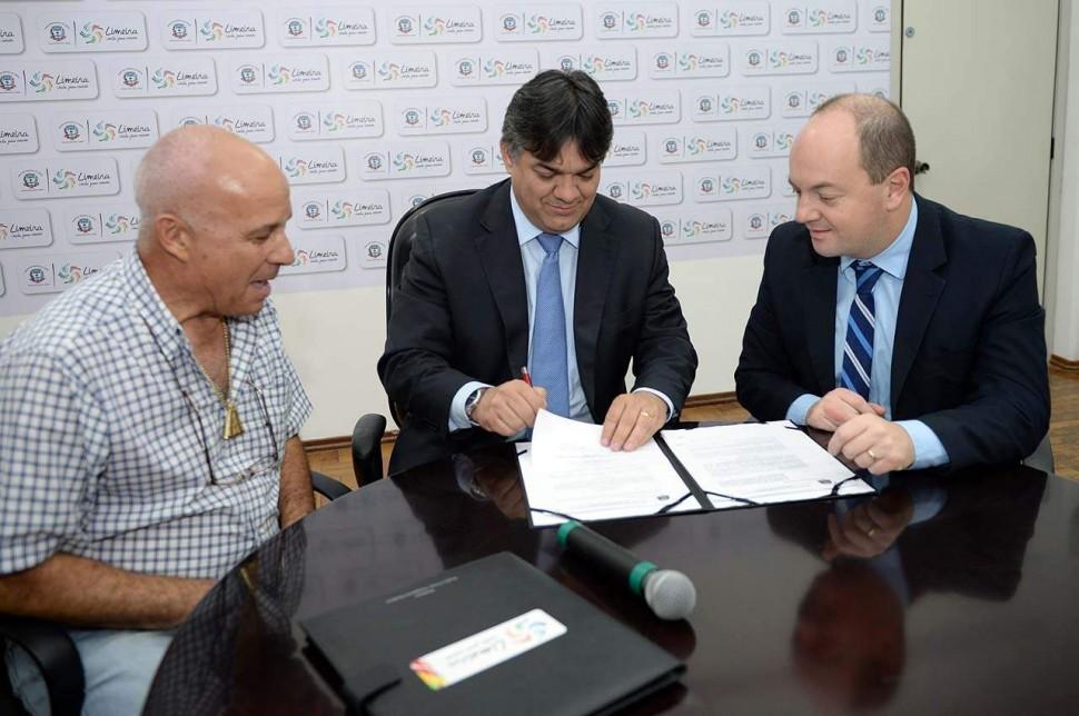 Prefeito, Limeira, Paulo Hadich, assina, conv&ecirc;nio, restaurante, Bom Prato (Wagner Morente/Prefeitura de Limeira )