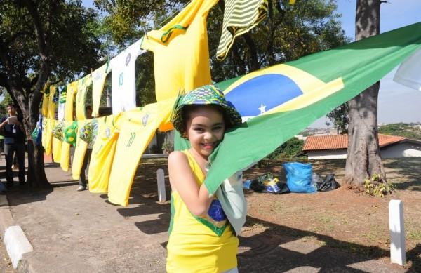 Empolgada com a Copa, Ana Beatriz Palma, de 8 anos, ganhou da m&atilde;e uma camisa da Sele&ccedil;&atilde;o Brasileira ( Carlos Sousa Ramos/AAN)