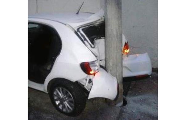 Ap&oacute;s ser baleado, suspeito perdeu a dire&ccedil;&atilde;o do carro e bateu em um poste (Eloy de Oliveira)