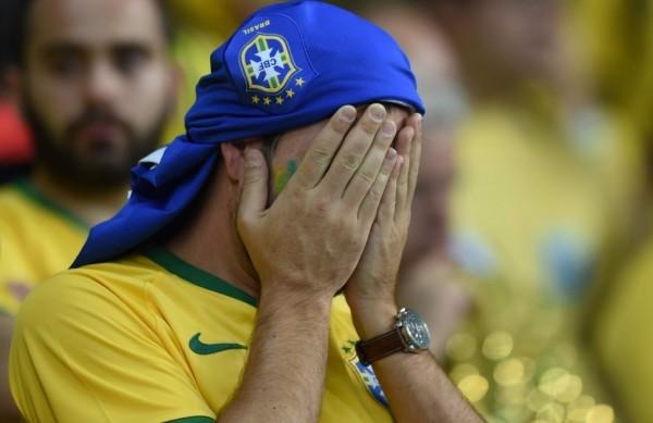 Torcedor lamenta perda do Brasil de 7 a 1 para Alemanha e sa&iacute;da da Sele&ccedil;&atilde;o Brasileira da Copa do Mundo  (AFP)