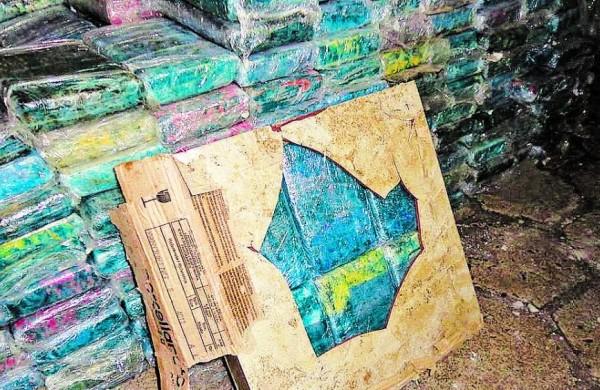 Tijolos com coca&iacute;na em p&oacute; estavam escondidos no meio dos pisos de cer&acirc;mica ( Divulgação)