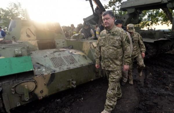 Com um uniforme camuflado, Petro Poroshenko fez uma r&aacute;pida apari&ccedil;&atilde;o na pra&ccedil;a central de Slaviansk, cidade esvaziada no s&aacute;bado (5) pelos rebeldes  (France Press)