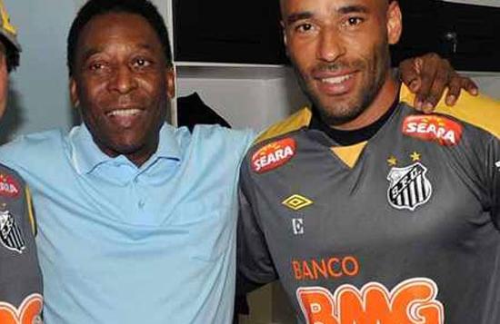 Edson Cholbi do Nascimento, o Edinho (&agrave; esq.), ao lado de Pel&eacute; (Divulgação/ Santos FC)