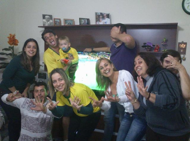 Familia Souza Martins reunida ap&oacute;s a triste derrota do Brasil para a Alemanha ( Divulgação)