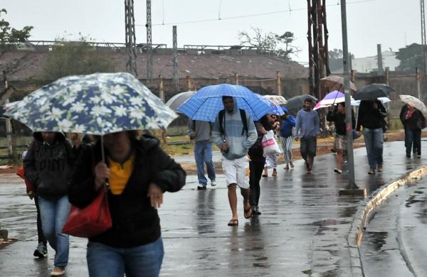 Campineiro precisou levar o guarda-chuva para se proteger da chuva que caiu na cidade nesta ter&ccedil;a-feira (8) (Carlos Sousa Ramos/AAN)
