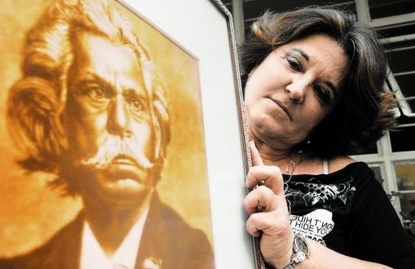 Denise Maricato com um retrato do maestro campineiro  ( Cedoc/ RAC)