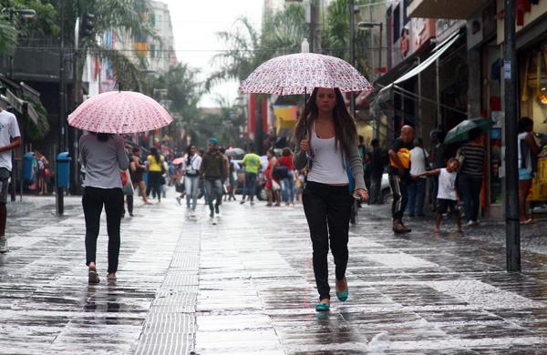 Chuva na hora do almoço surpreendeu muitas pessoas no Centro de Campinas (Janaína Ribeiro/Especial a AAN )