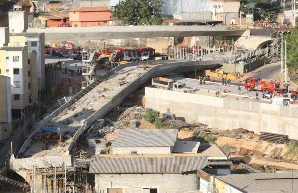 Viaduto em obras cai em Belo Horizonte, na Avenida Pedro I, no Bairro S&atilde;o Jo&atilde;o Batista, regi&atilde;o de Venda Nova (Flavio Tavares/AE)