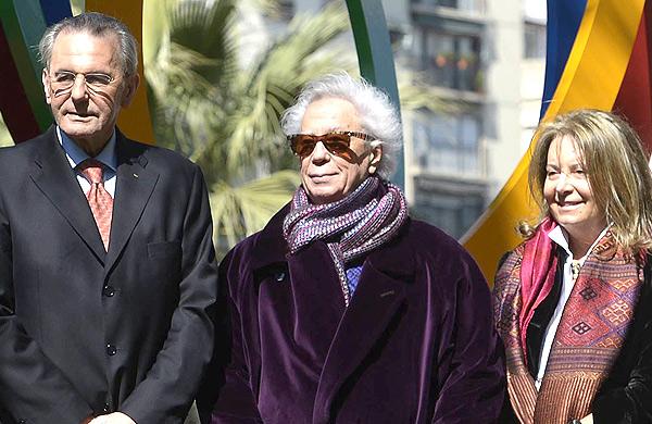 O artista argentino Rogelio Polesello (ao centro) ao lado de membros do Comit&ecirc; Ol&iacute;mpico Internacional em 4 de setembro de 2013 ( Juan Mabromata/ AFP)