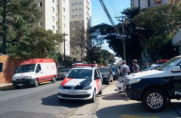 Pol&iacute;ciais em frente ao residencial onde o homem assassinou os sogros (Shana Maria Pereira/AAN)