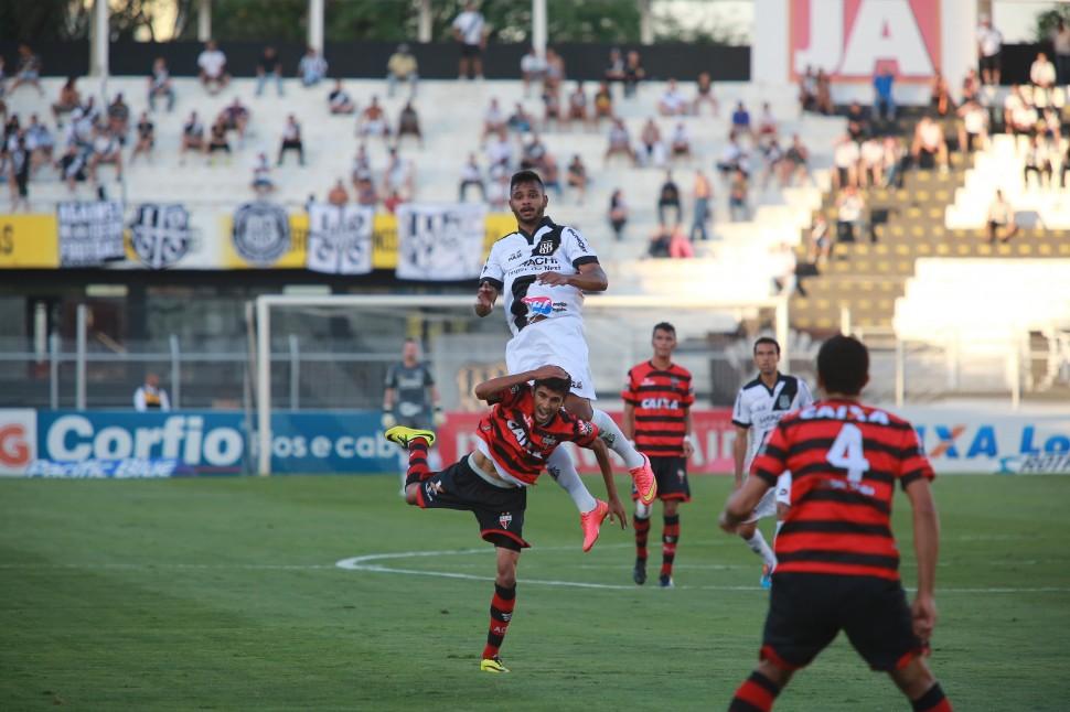 Lance do jogo Ponte Preta 3 x 4 Atl&eacute;tico-GO, no Mois&eacute;s Lucarelli (Leandro Ferreira/AAN)