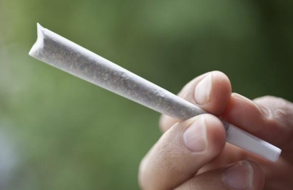 Aqueles que fumam maconha diariamente t&ecirc;m sete vezes mais riscos de cometer suic&iacute;dio  ( Reprodução)