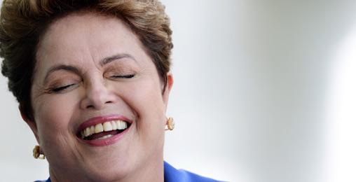 Dilma Rousseff sorri durante coletiva de imprensa no Pal&aacute;cio da Alvorada, em Bras&iacute;lia (AFP)