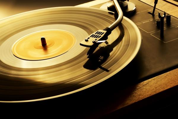 Primeira fase da distribui&ccedil;&atilde;o digital de m&uacute;sicas consistia no controle do suporte f&iacute;sico (LP e CD) pelas gravadoras, na &eacute;poca em que a ind&uacute;stria tentou proibir a qualquer custo a reprodu&ccedil;&atilde;o de can&ccedil;&otilde;es pela internet (Foto ilustrativa/ reprodução)
