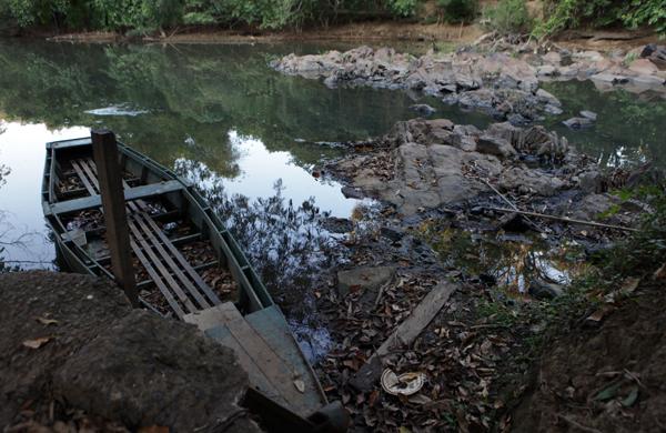 Barco na margem do Rio Atibaia, no trecho que corta Sousas ( Rodrigo Zanotto/ Especial para a AAN)