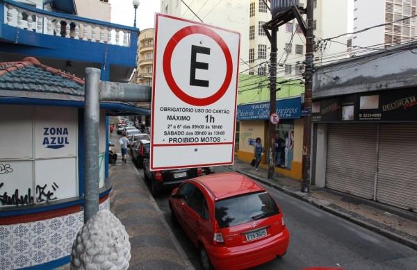 Motorista que estacionar sem o cart&atilde;o, se autuado, leva tr&ecirc;s pontos na CNH e multa no valor de R$ 53,20 ( Leandro Ferreira/AAN)