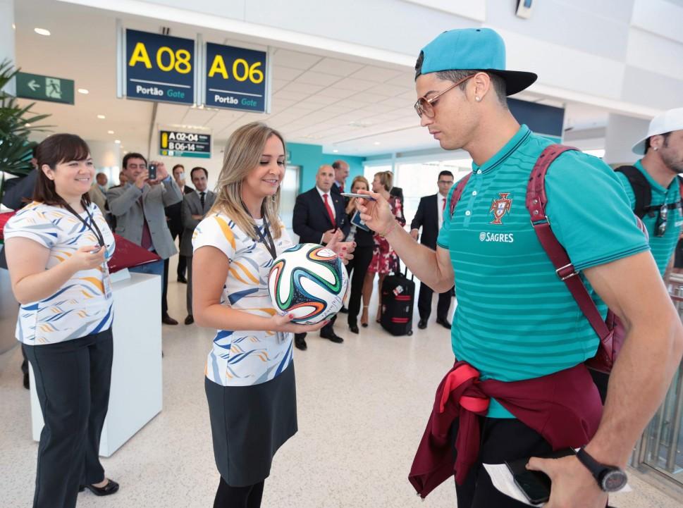 Cristiano Ronaldo deu aut&oacute;grafos ao desembarcar em Viracopos (Edis Cruz/Aeroportos Brasil Viracopos   )