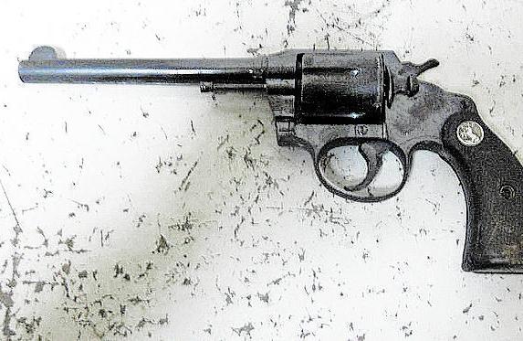 Rev&oacute;lver do ladr&atilde;o foi parar na m&atilde;o da v&iacute;tima; dupla foi presa por roubo ( Divulgação)