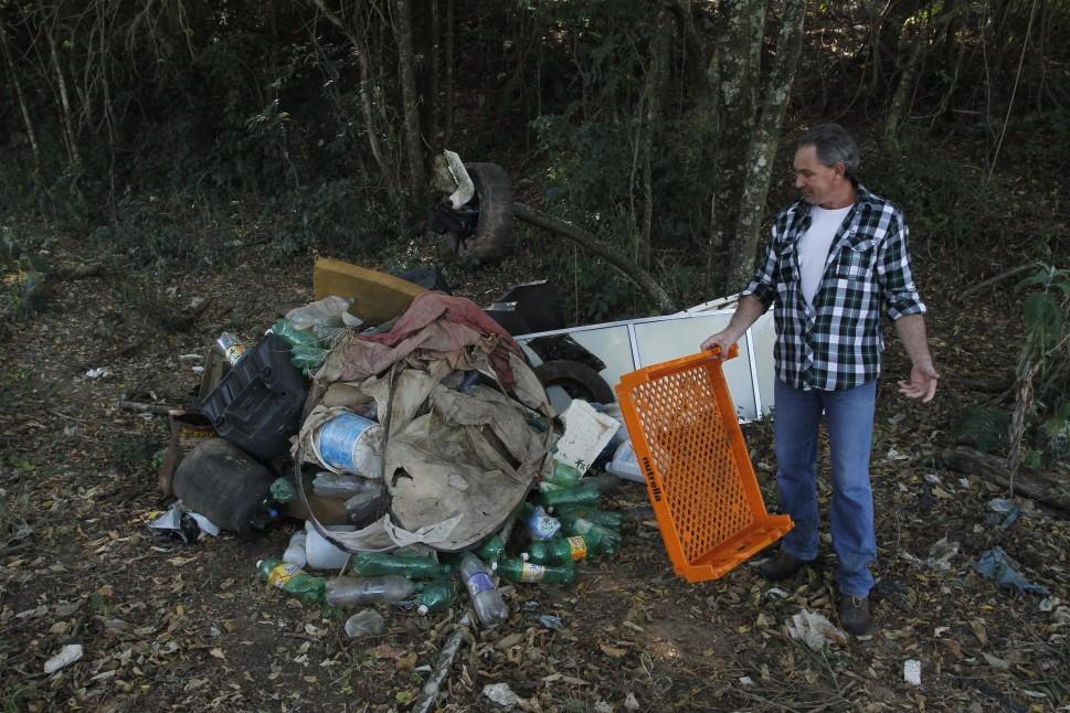 Lixo est&aacute; sendo jogado em &aacute;rea de mata ciliar em Sousas  ( Gustavo Tilio/Especial para a AAN)