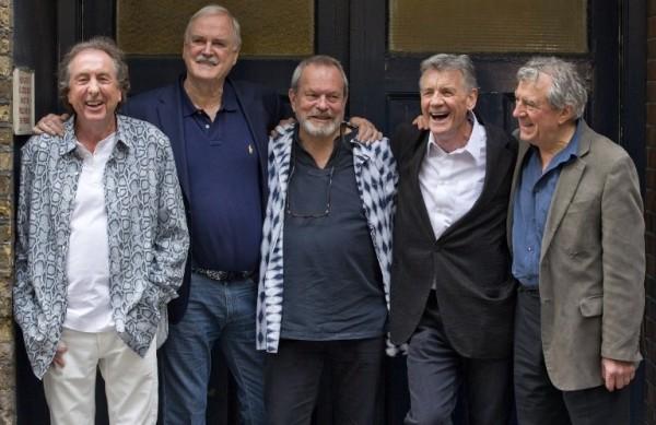 John Cleese, Terry Gilliam, Eric Idle, Terry Jones e Michael Palin j&aacute; s&atilde;o septuagen&eacute;rios - Graham Chapman, o sexto Pyton, morreu v&iacute;tima de c&acirc;ncer em 1989 (France Press)
